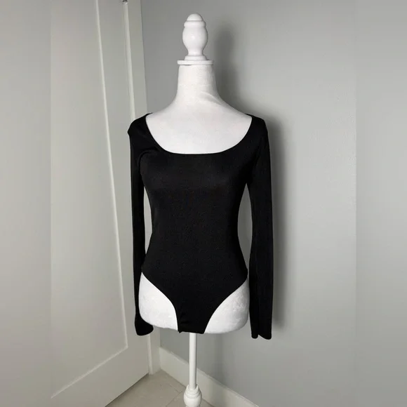 Pretty Little Thing BLACK ACETATE SLINKY SCOOP NECK LONG SLEEVE BODYSUIT - Picture 5 of 7